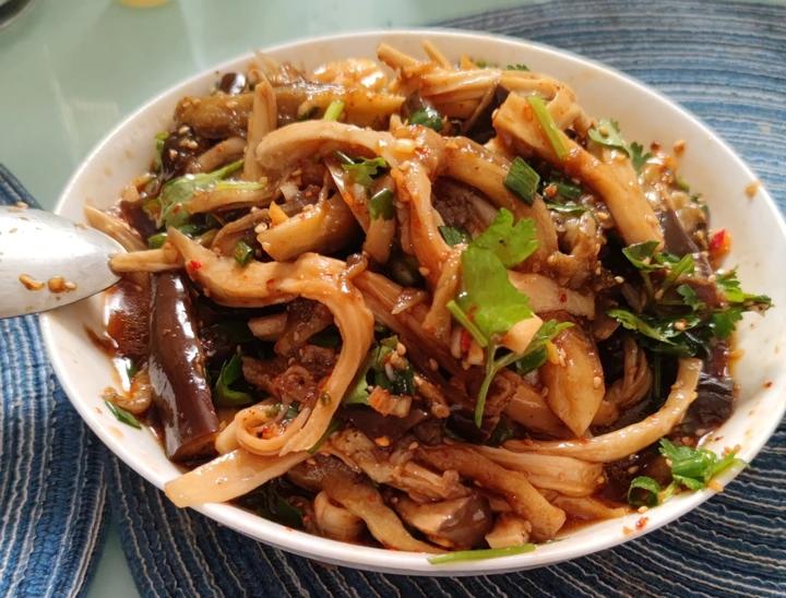 比肉还好吃的【手撕凉拌杏鲍菇】，上桌扫光光