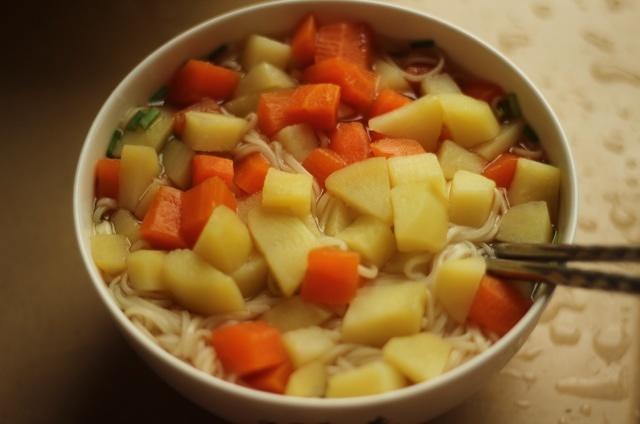 土豆胡萝卜清汤面的做法