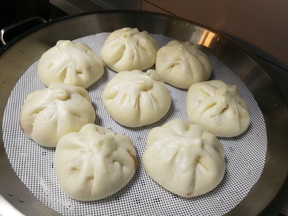 云朵般松软爆浆蜜汁叉烧包