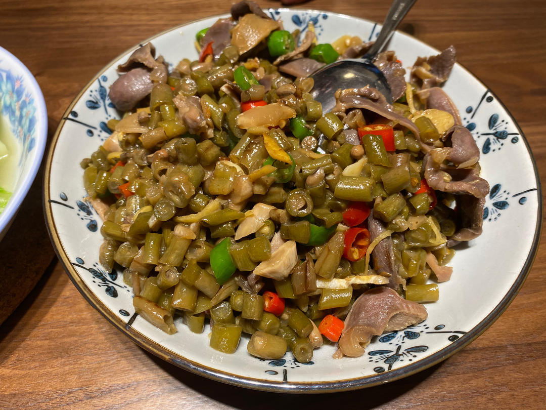 够酸爽过瘾的湖南菜酸豆角炒鸡杂