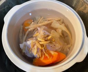 沙参百合麦冬玉竹胡萝卜鸡汤的做法 步骤1