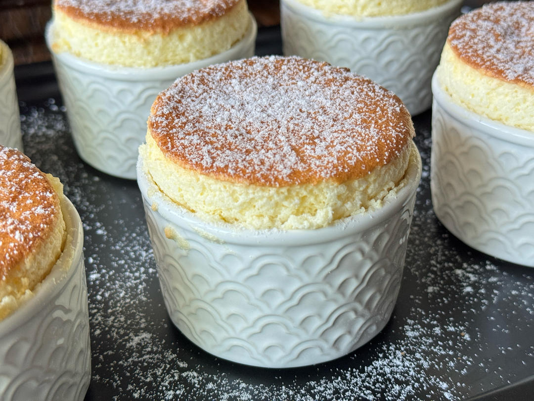 《云朵舒芙蕾》柔软、轻盈、细腻、绵密、一口下去犹如棉花糖，但又像漂浮的云朵配方