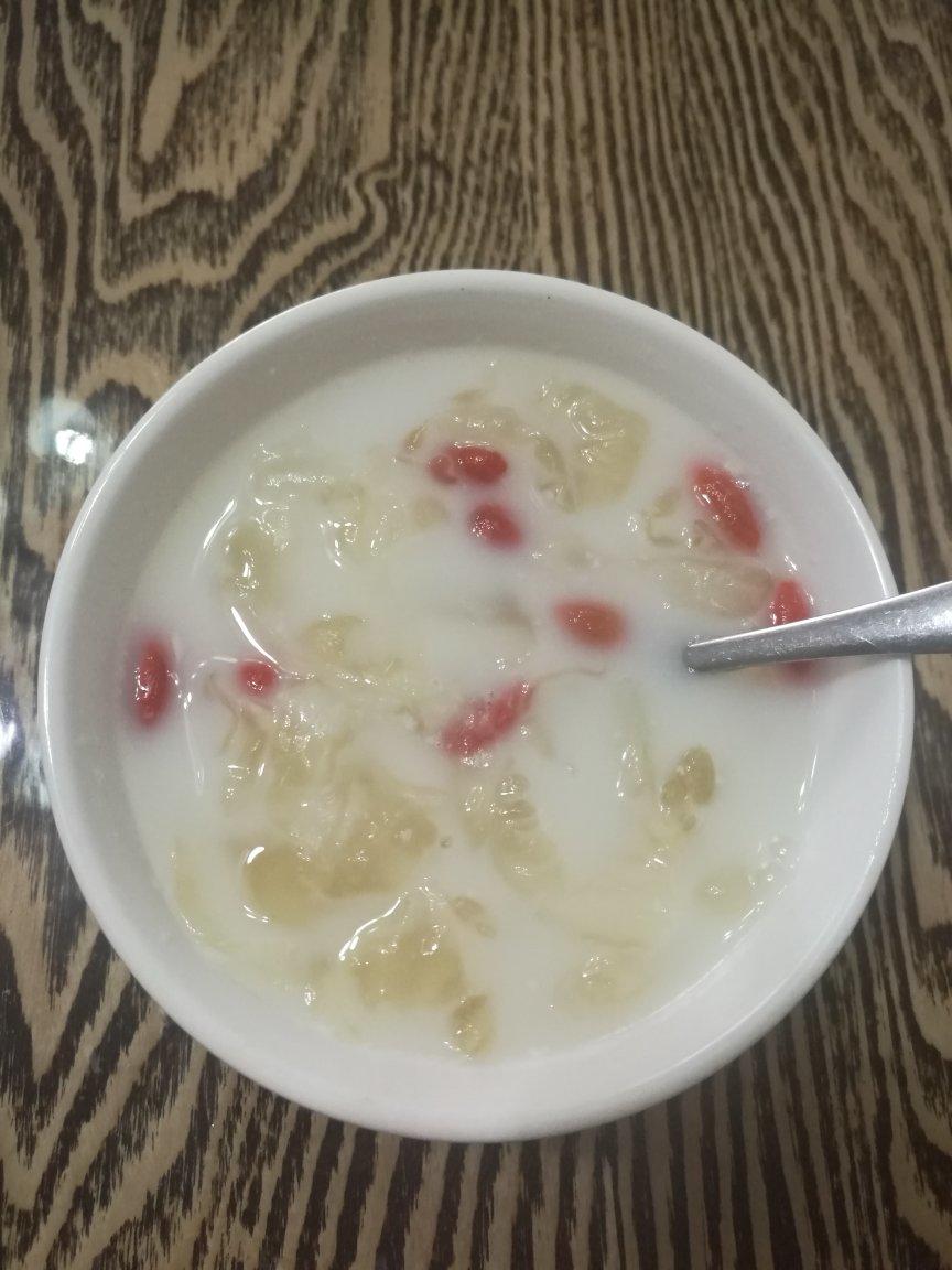 牛奶炖白木耳
