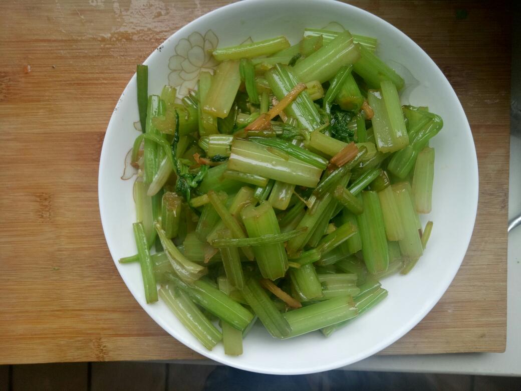 清炒芹菜的做法