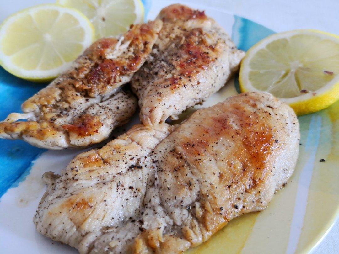 简单易做的香煎黑椒鸡排 柠檬鸡腿肉做法
