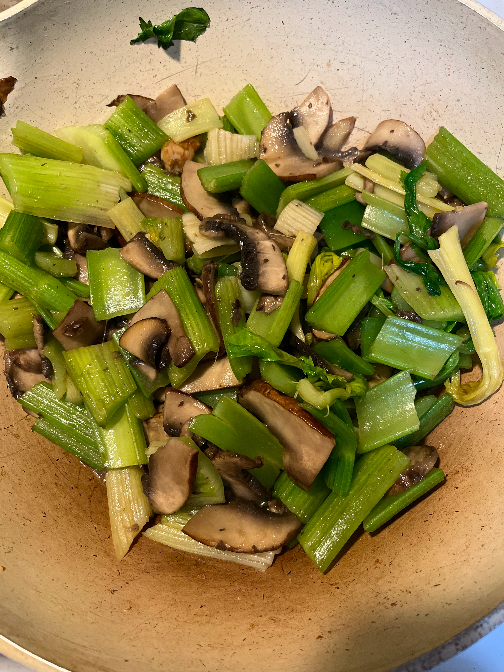 家常菜-蘑菇炒芹菜