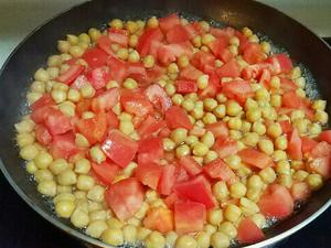 番茄烩鹰嘴豆的做法 步骤3