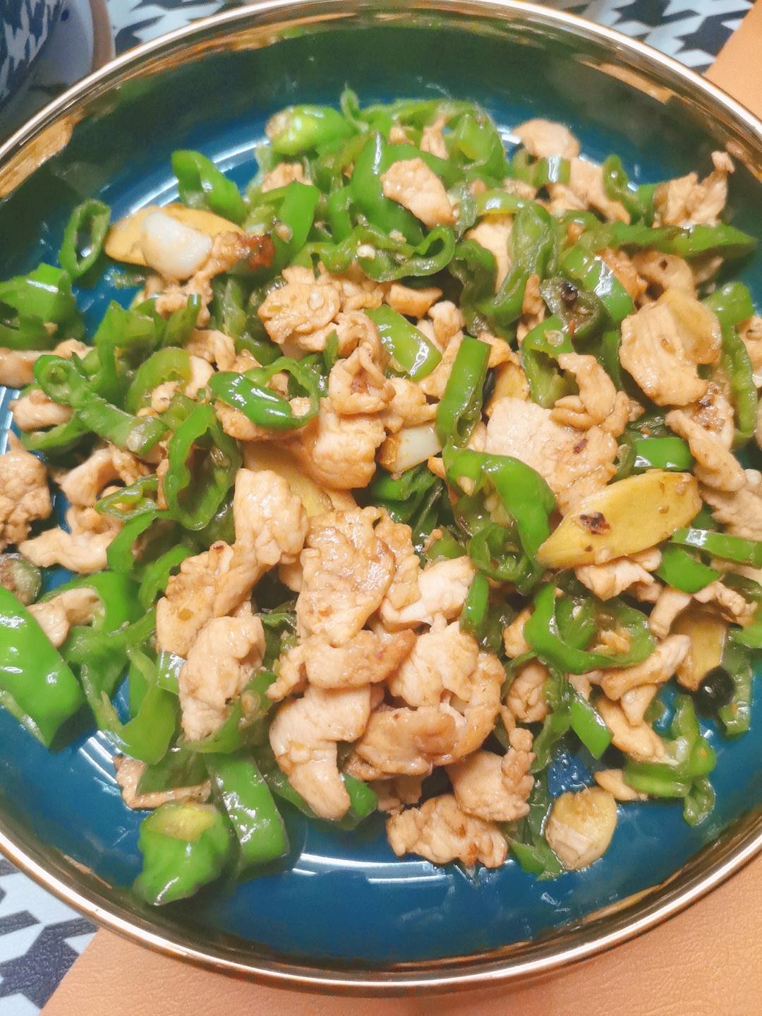 把鸡肉炒的嫩嫩的：青椒溜鸡片
