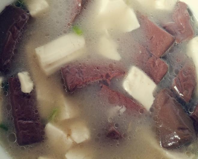 鮰鱼头豆腐鸭血汤的做法