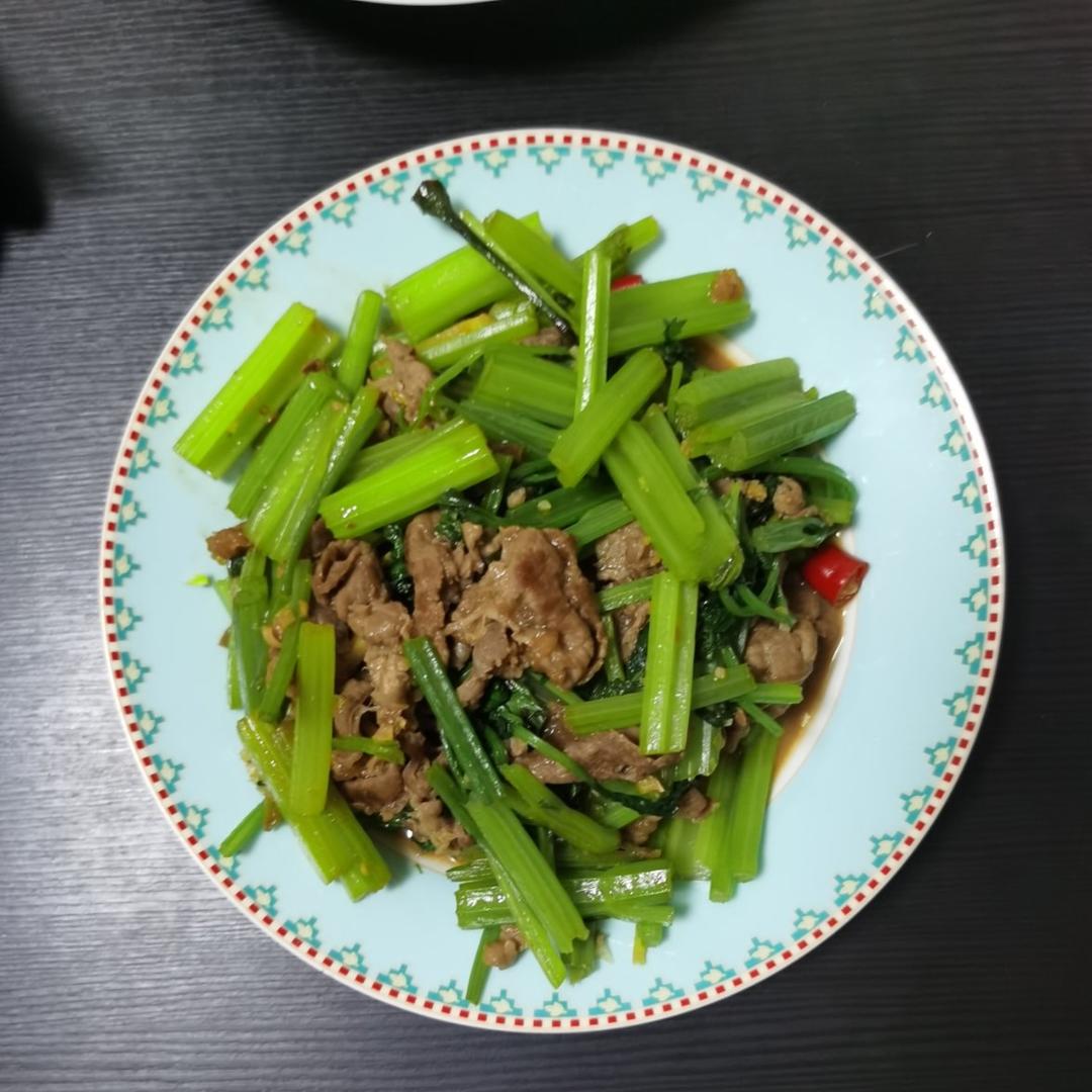 好吃到邻居敲门蹭饭的芹菜炒牛肉！