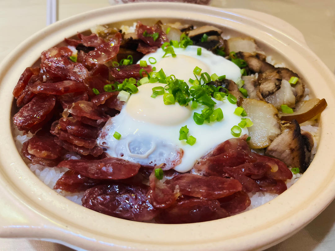保姆级的「腊味煲仔饭2.0」加强版来了，地道老广味～