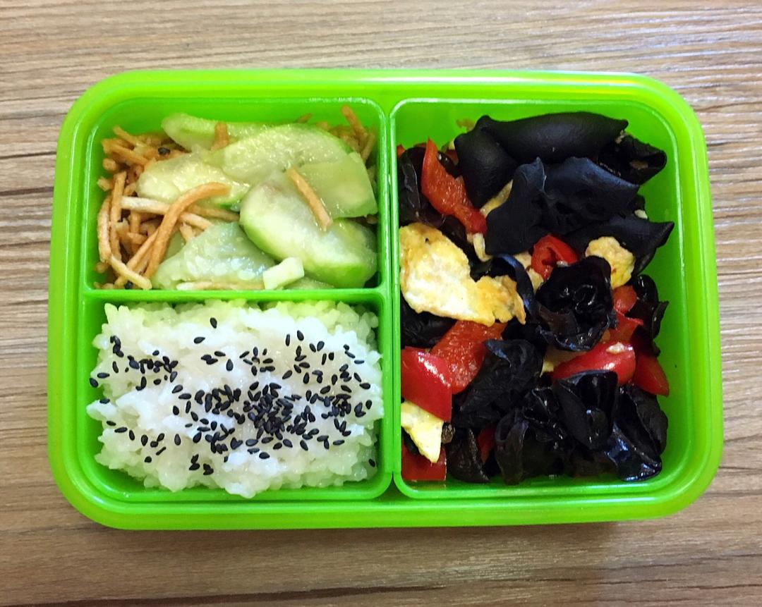 土豆红椒炒木耳