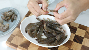 鲜虾蔬菜砂锅粥的做法 步骤2