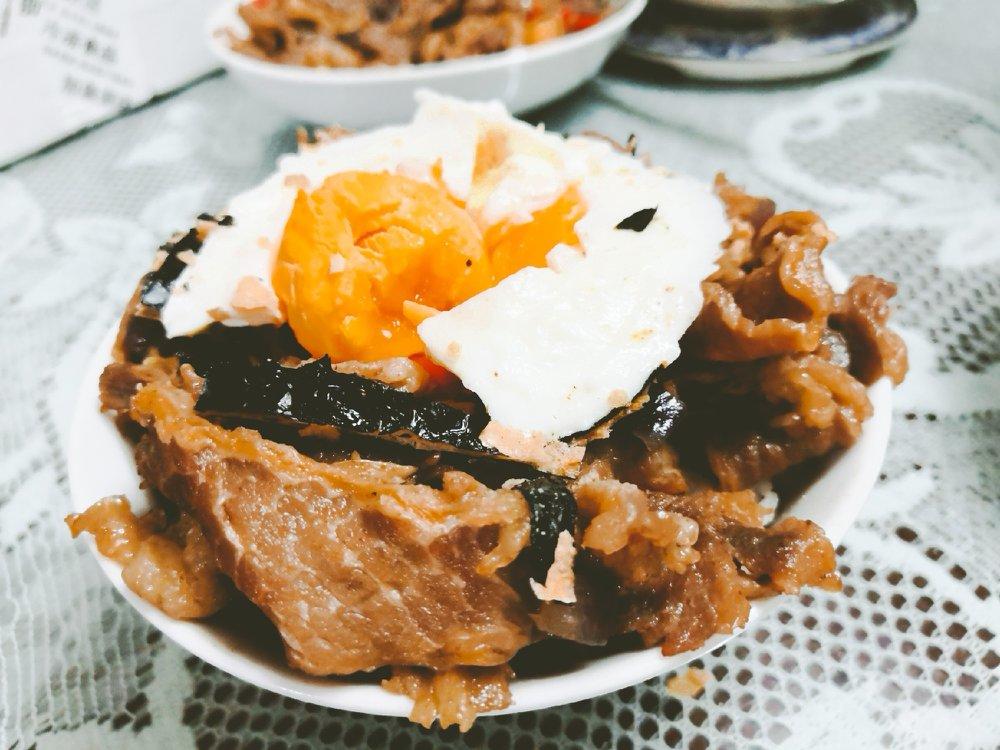 【温泉蛋肥牛盖饭】