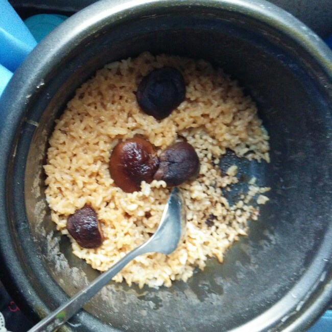宿舍电饭锅版香菇酱油蒸饭