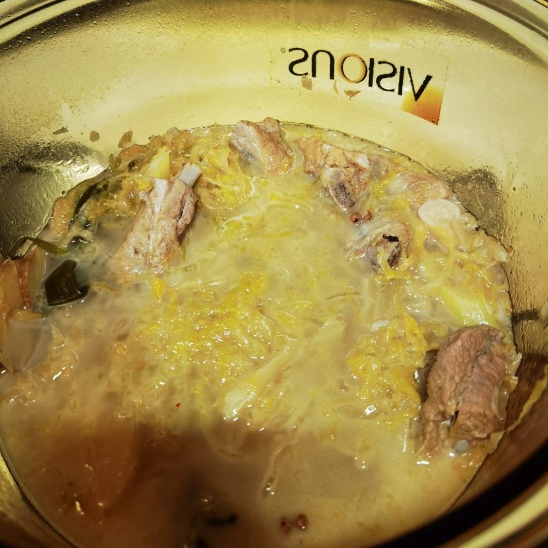 东北酸菜炖排骨