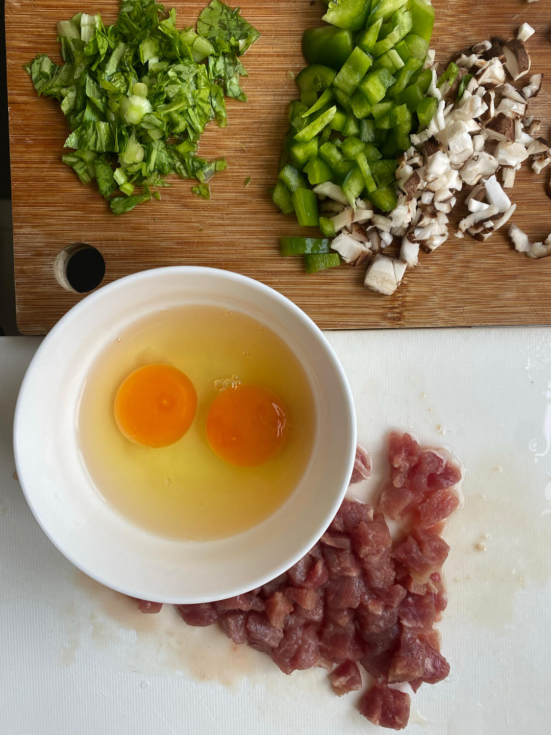 牛肉粒菜椒香菇蛋炒饭的做法 步骤1