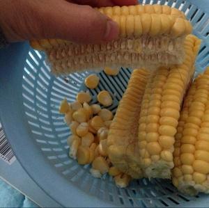 巧剥玉米粒的做法 步骤3