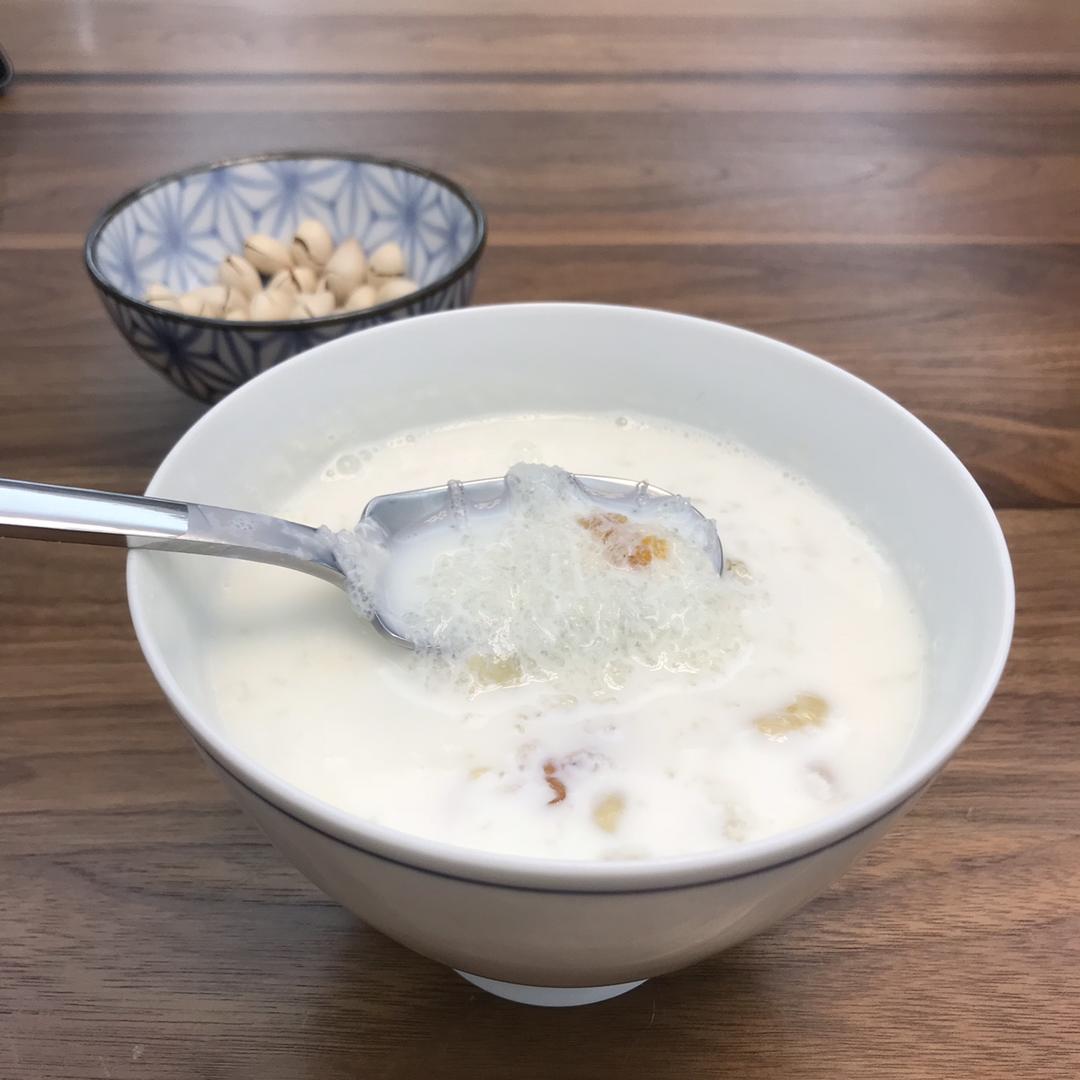 桃胶皂角米炖雪燕