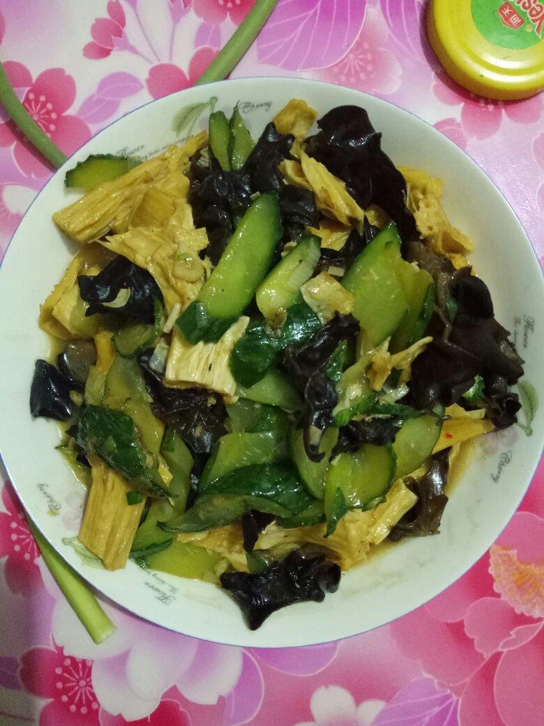 腐竹木耳黄瓜炒