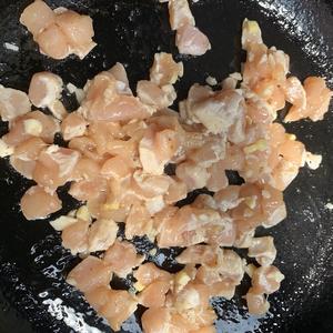 减脂必备❗️不腥不柴的鸡胸肉：青椒炒鸡丁的做法 步骤9