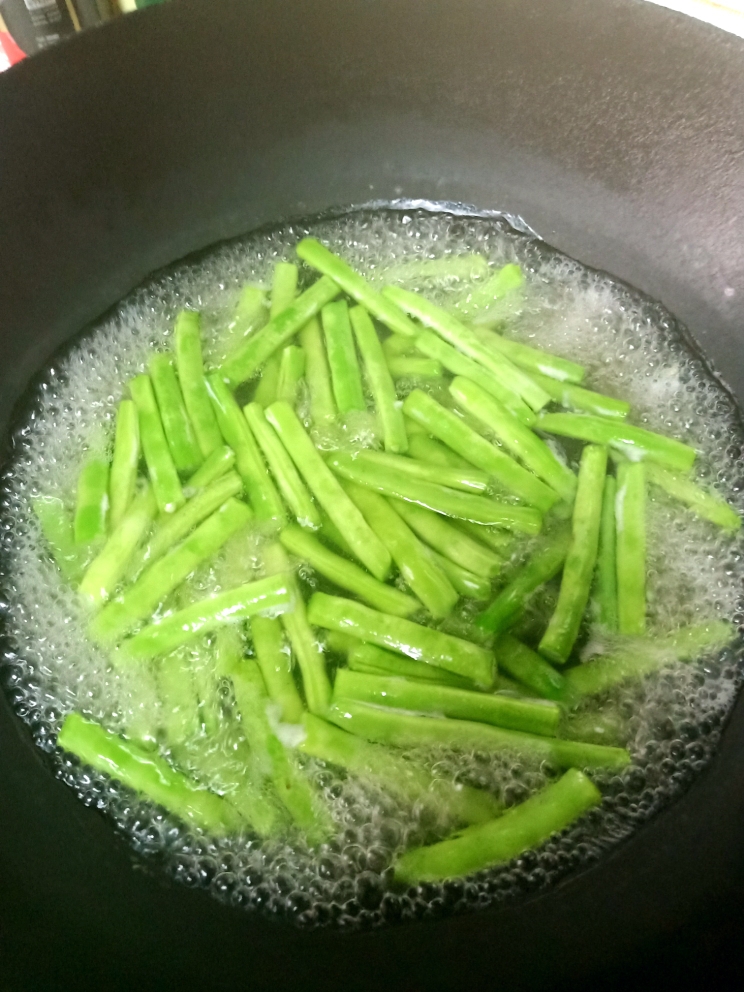 梅干菜干煸四季豆的做法 步骤2