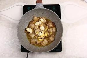川菜中点餐率最高的回锅肉做法的做法 步骤6