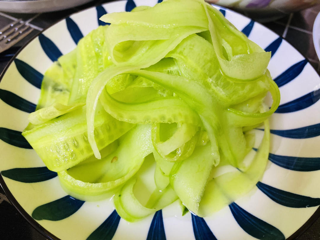 简单的高颜值~蜂蜜拌黄瓜