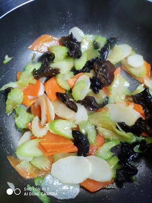 颜色漂亮的清淡快手小炒菜，纯素菜【西芹山药木耳胡萝卜】低卡路里，减肥菜的做法 步骤7