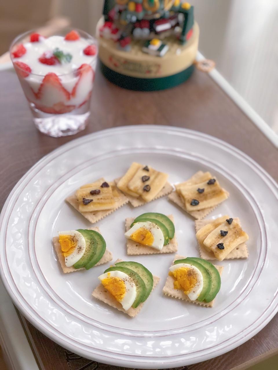 迷你饼干三明治+酸奶草莓杯