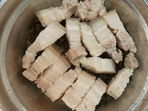 梅干菜烧五花肉（肥而不腻，瘦肉不柴版）的做法 步骤6