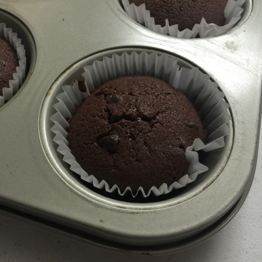 超润巧克力纸杯蛋糕（非常适合裱花、盖糖皮的cupcake方子）