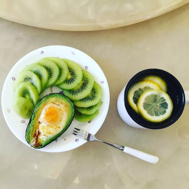 牛油果烤鸡蛋