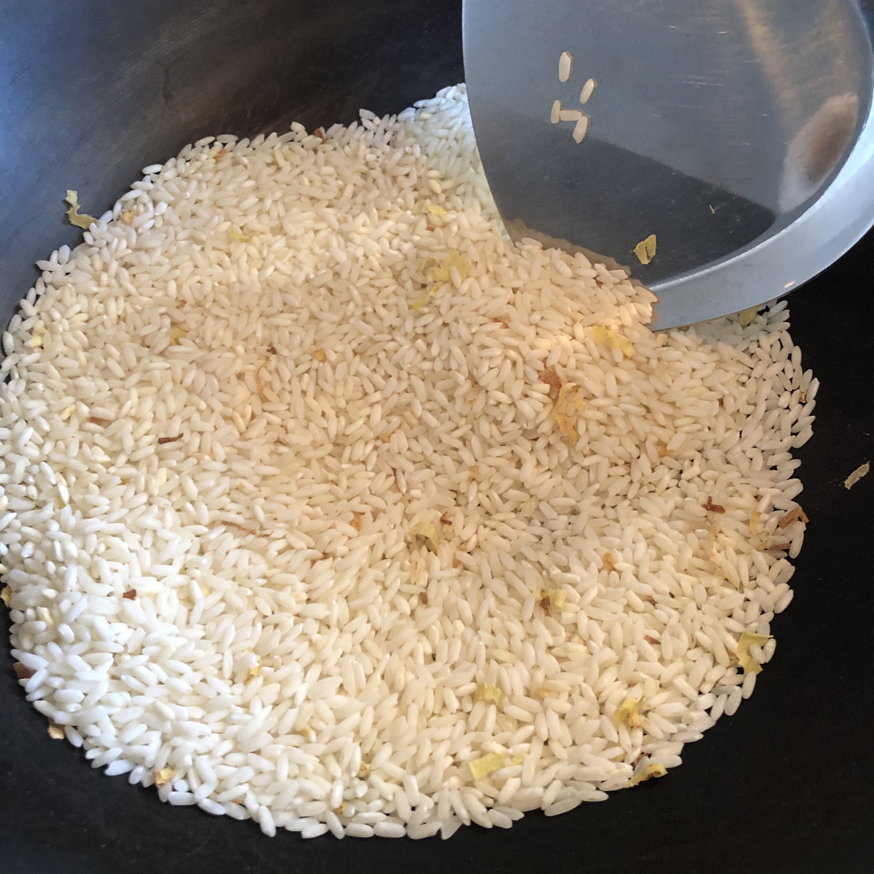 刮油养胃的姜丝炒米的做法 步骤5