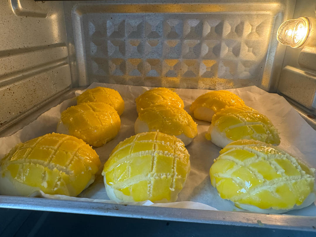 好吃到炸裂的港式菠萝包（附带制作酥皮的小视频）