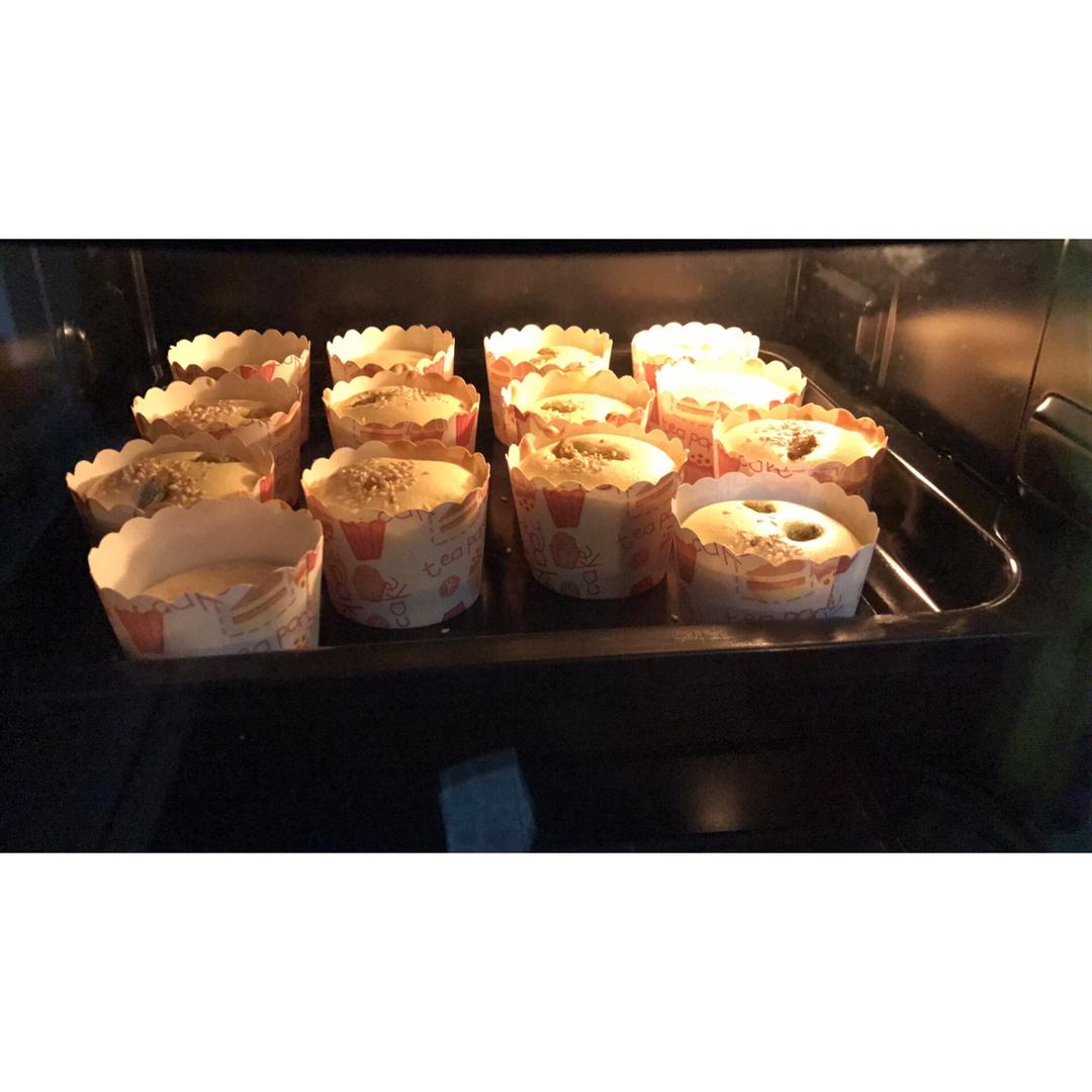 软绵绵戚风纸杯蛋糕