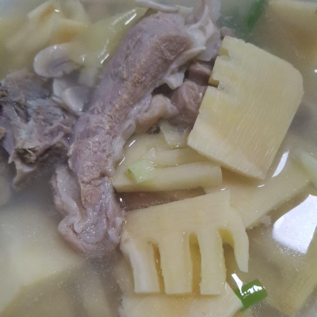 口蘑冬笋排骨汤