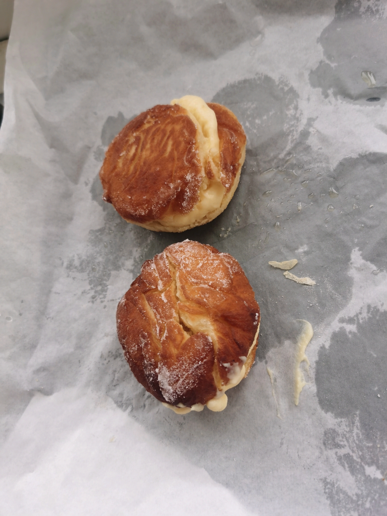 好吃到哭泣的甜甜圈VANILLA CREAM-FILLED DOUGHNUTS