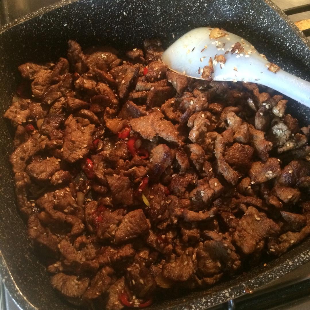 孜然洋葱炒牛肉粒