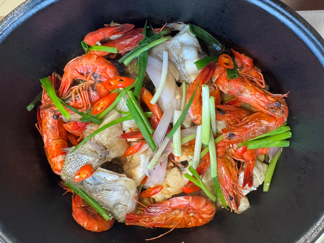 砂锅焗鲜虾鲈鱼