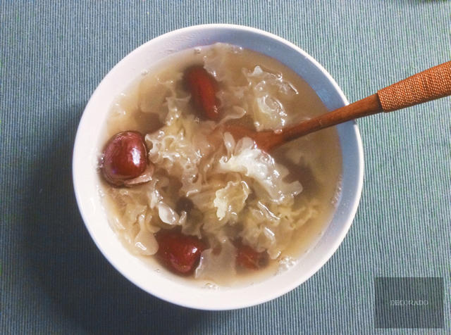 冰糖银耳红枣汤