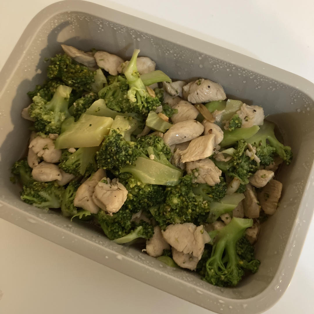 鸡胸肉炒西兰花