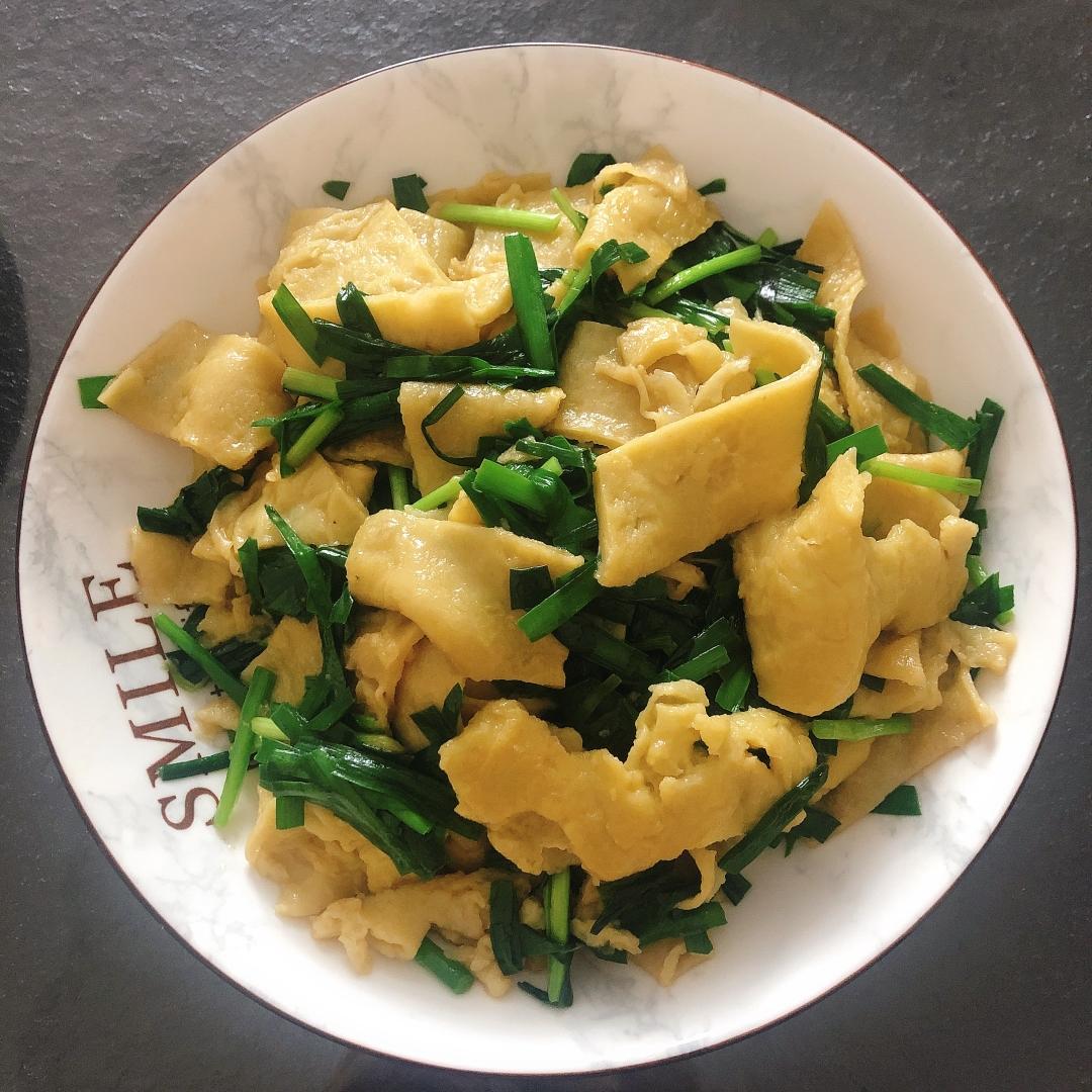 简单易做的韭菜炒蛋皮