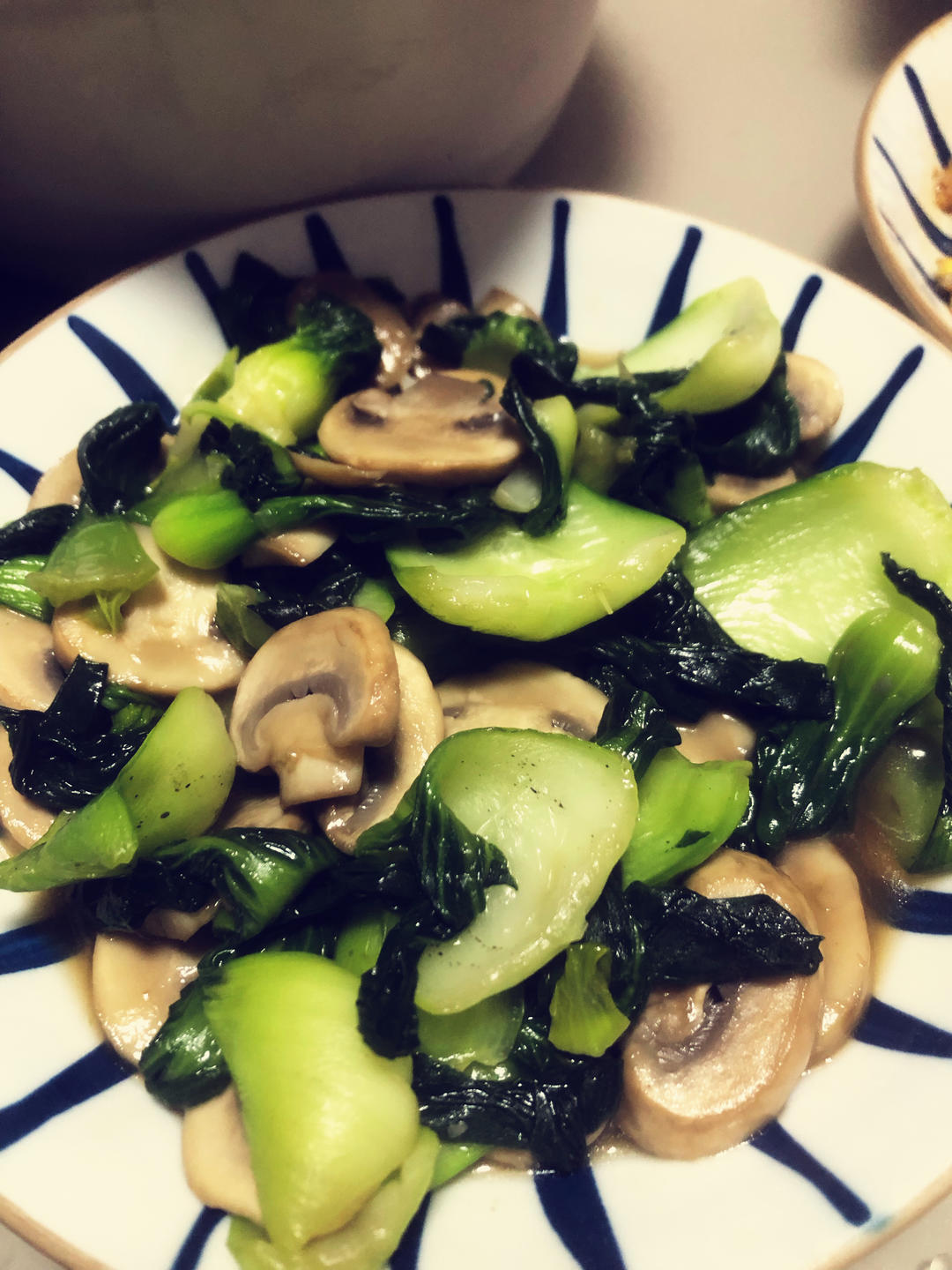 鲜美的口蘑炒青菜