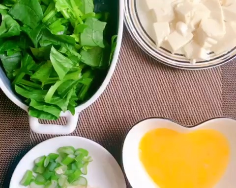 减肥低卡高蛋白靓汤-菠菜豆腐鸡蛋汤，可加洋车前子壳粉的做法 步骤1