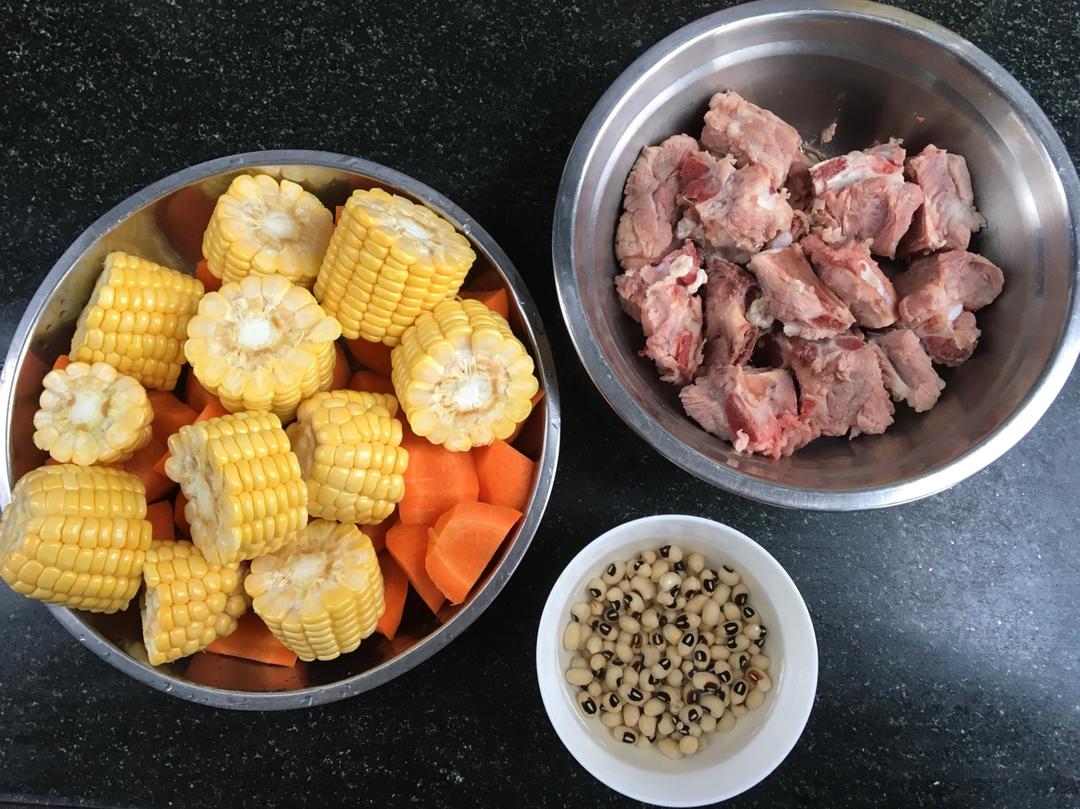 胡萝卜玉米排骨汤