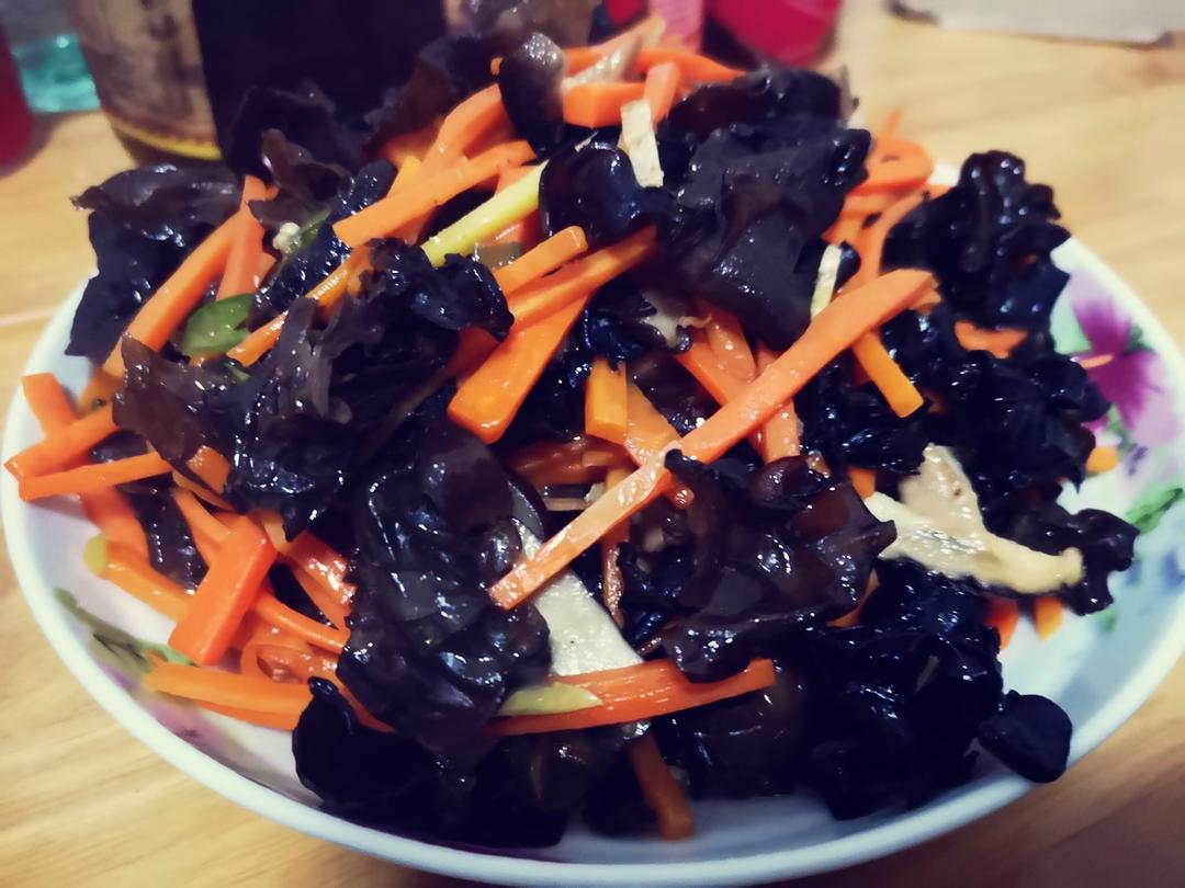 胡萝卜香菇炒木耳