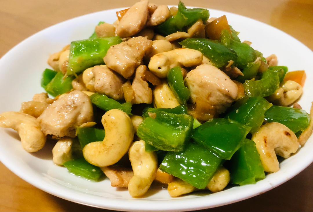 调节血脂美容养颜保护心血管的腰果仁青椒炒鸡胸肉