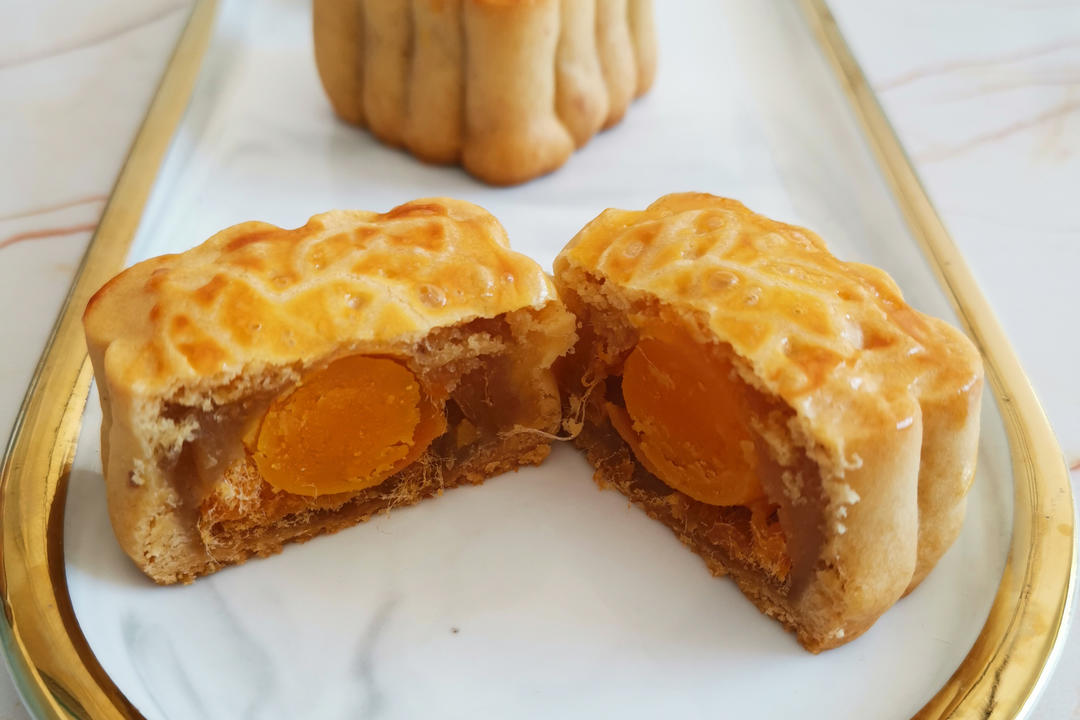 莲蓉肉松蛋黄月饼的做法