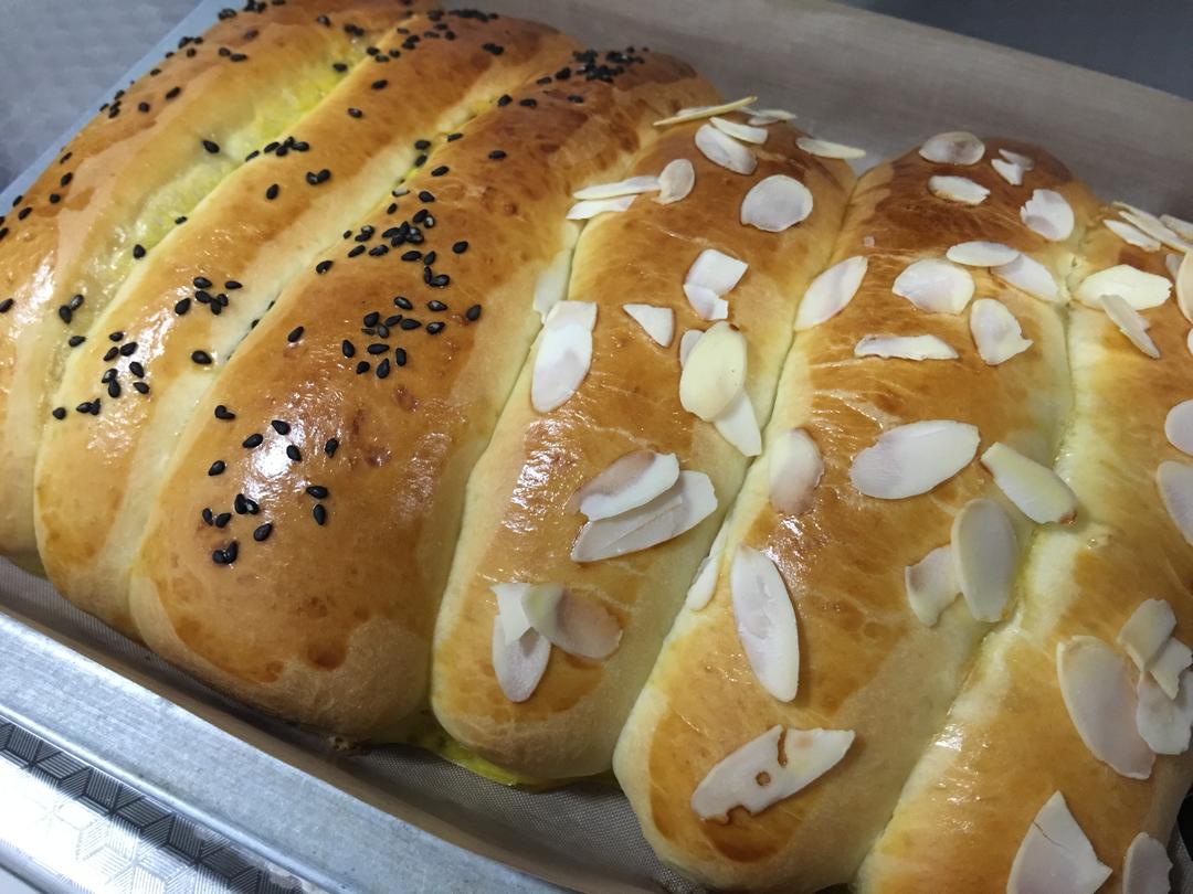 桃李的"奶棒面包",但是一看配料表,人造奶油,这个脂,那个钠,还有酸的